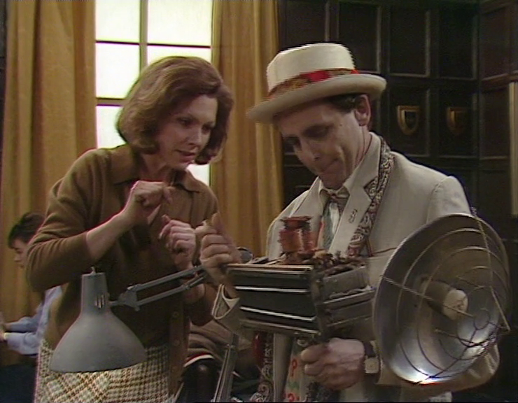 Rachel Jensen and the Seventh Doctor examining an alien device